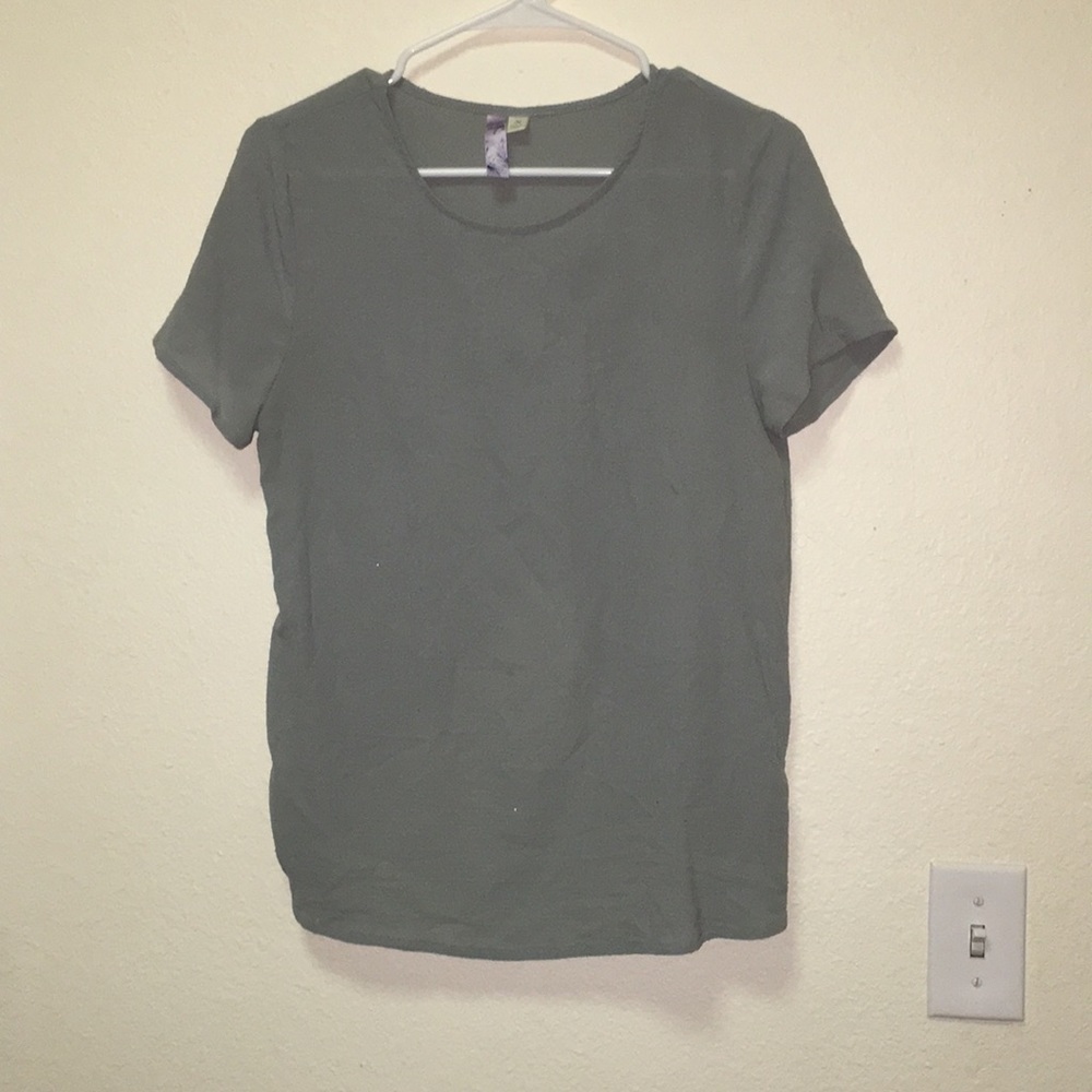 scalloped back short sleeve top!
